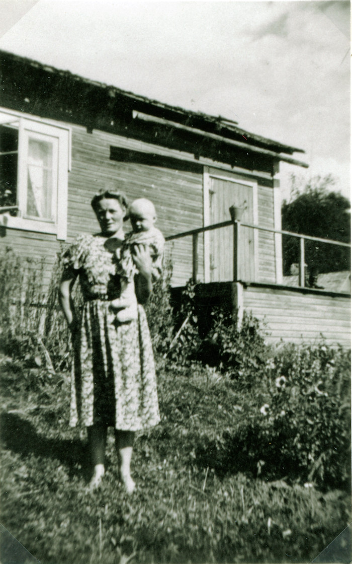 Sylvi Hakamo kotinsa edessä, Putula