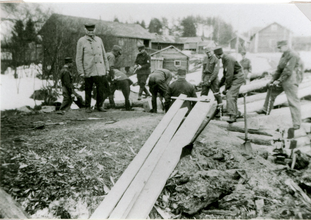 Suojeluskuntalaiset tekevät Putulan siltaa harjoitustyönä v. 1937