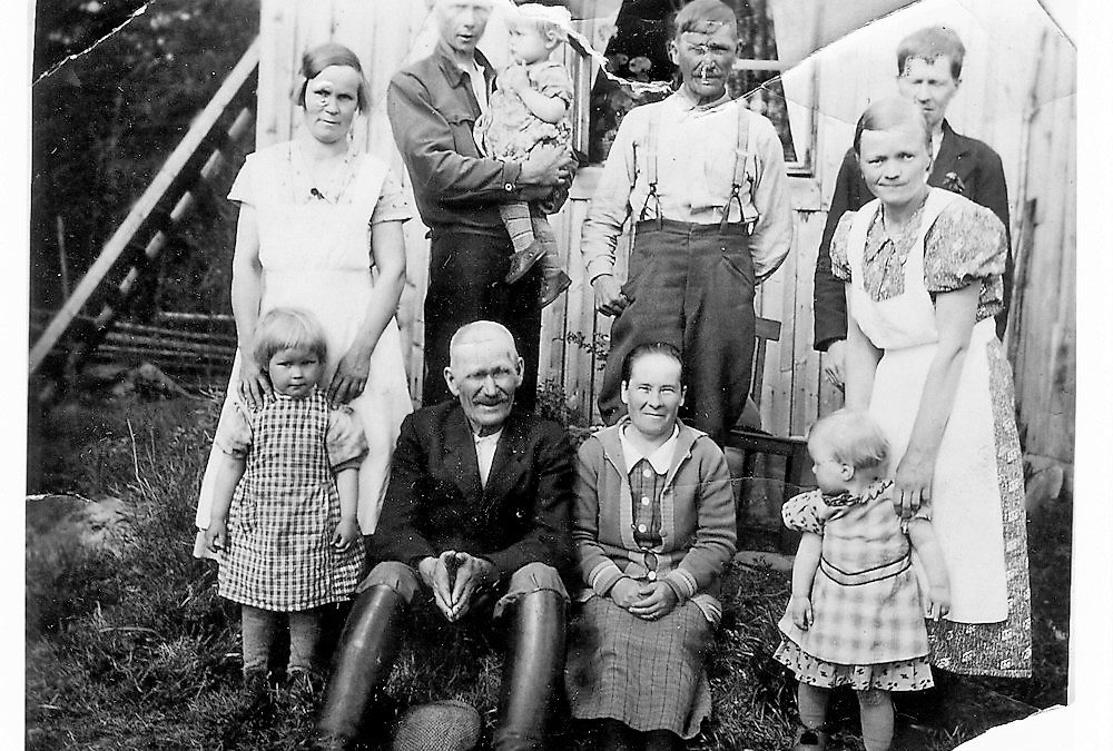 Peltolan perhekuva n. 1936-37,  Jaakkolan mökki