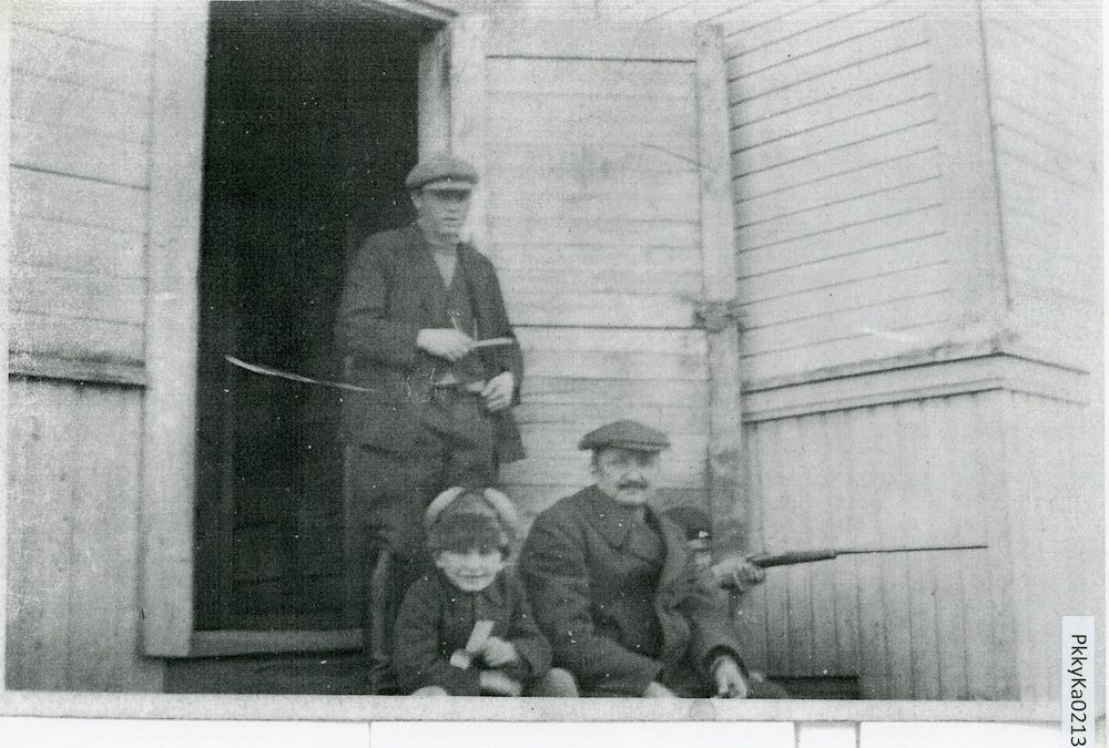 Kevarin keittiönrappusilla, 1920-luku, Putula