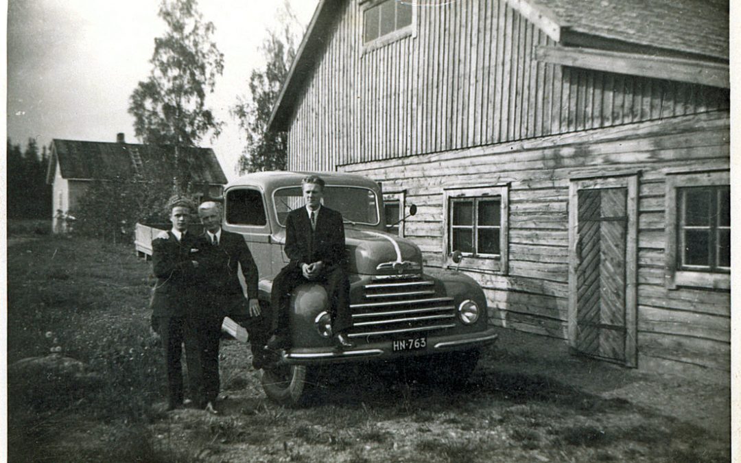 Aholan talo ja Paavo Heinosen Ford-kuorma-auto