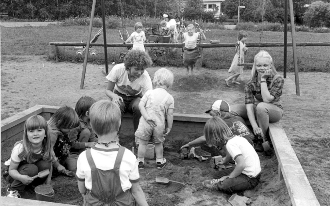 Lapsia leikkipuistossa