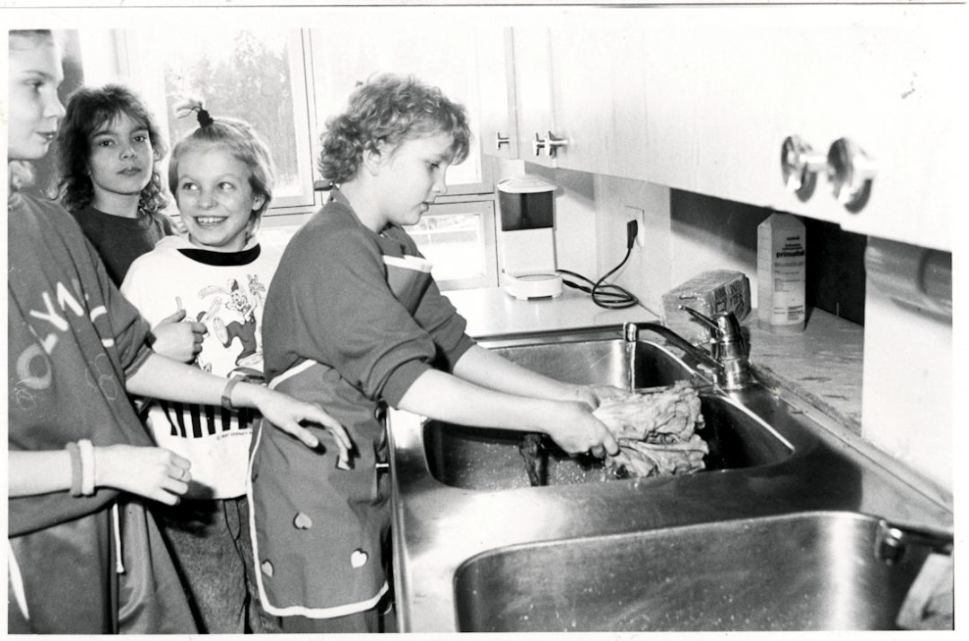 Nuoria kokkeja Seuralan keittiössä